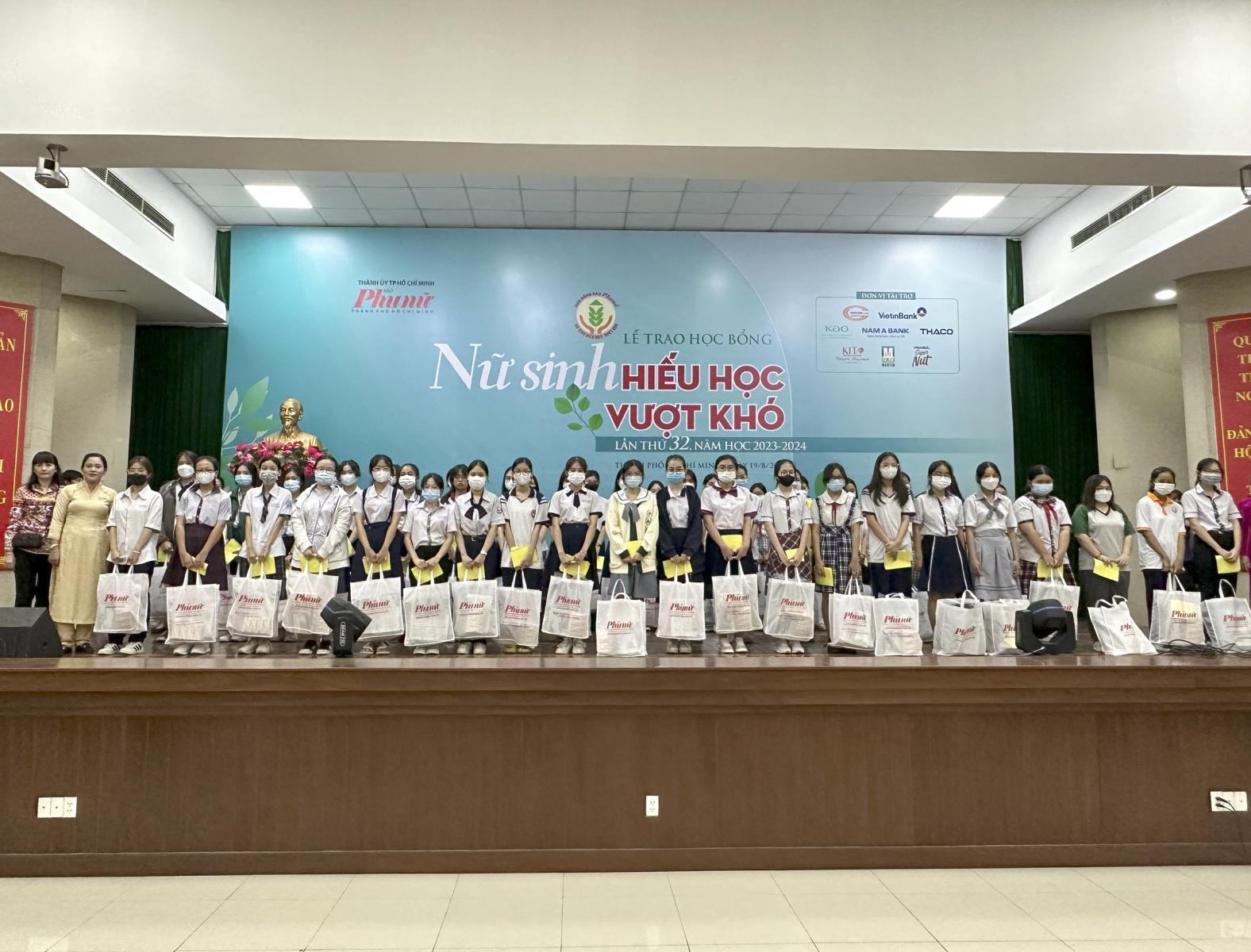 nữ sinh hiếu học vượt khó